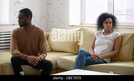 Verärgert Frau Gefühl schuldig nach Streit mit afroamerikanischen Ehemann. Stockfoto