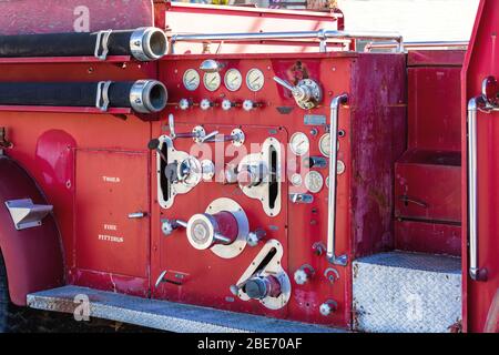 Ausrüstung und Anzeigen auf einem klassischen Feuerwehrmotor Stockfoto