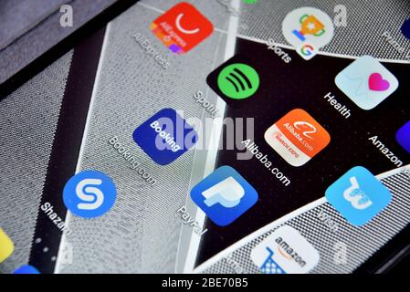 Valverde (CT), Italien - 12. April 2020: Nahaufnahme der Icon-App Alibaba.com auf einem Android-Smartphone, einschließlich anderer Icons. Stockfoto