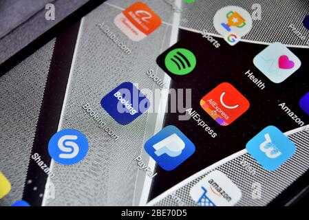 Valverde (CT), Italien - 12. April 2020: Nahaufnahme der Aliexpress Icon App auf einem Android Smartphone, einschließlich anderer Icons. Stockfoto