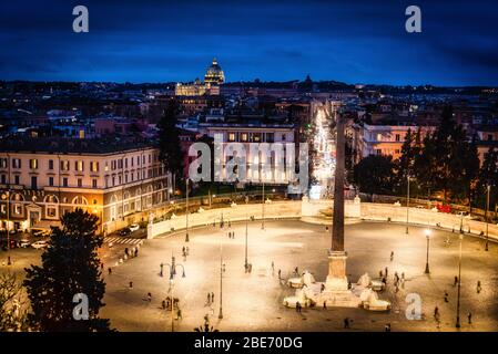 Panoramablick auf die Piazza del Popolo in der Dämmerung, Rom, Italien Stockfoto