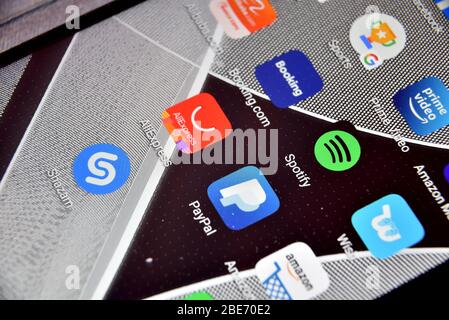 Valverde (CT), Italien - 12. April 2020: Nahaufnahme der Spotify Icon App auf einem Android-Smartphone, einschließlich anderer Icons. Stockfoto