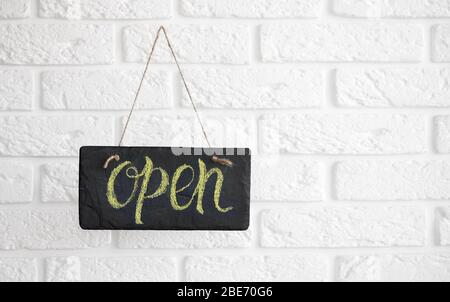 Ein Schild, das sagt, dass man am Eingang ein Café oder Restaurant öffnen kann, hängt an der Tür. Nach der Quarantäne. Geschäftseröffnung Stockfoto