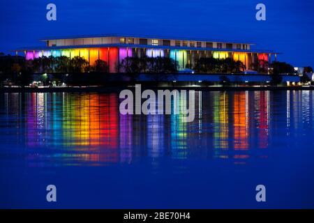 Das Kennedy Center in Washington, DC mit Regenbogenfarben während der Medium Blue Hour. Aufgenommen am 8. Dezember 2019. Stockfoto