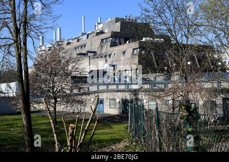 Berlin, Deutschland. 06. Apr 2020. Tiertestlabor der Freien Universität Berlin der sogenannte "Mäusebunker". Im Herbst soll der "Mäusebunker" nach dem Willen der Betreiber abgerissen werden. (Zu 'Monstern oder Konkreten - was wird aus dem Mäusebunker?') Quelle: Britta Pedersen/dpa-Zentralbild/ZB/dpa/Alamy Live News Stockfoto