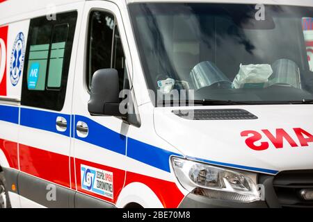 Polen. April 2020. In dieser Abbildung ein Krankenwagen mit Schutzmaske innen. Kredit: Karol Serewis/SOPA Images/ZUMA Wire/Alamy Live News Stockfoto