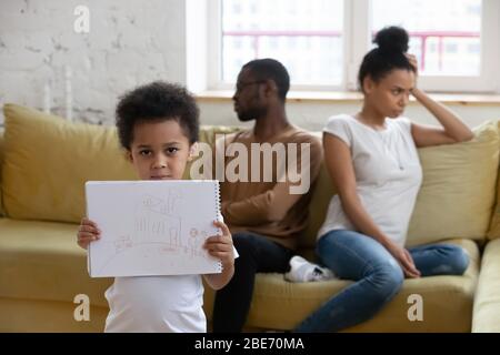 Nahaufnahme afroamerikanischen Jungen leiden an Eltern Konflikt. Stockfoto