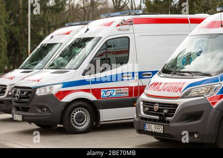 Polen. April 2020. In dieser Abbildung Krankenwagen gesehen geparkt. Kredit: Karol Serewis/SOPA Images/ZUMA Wire/Alamy Live News Stockfoto