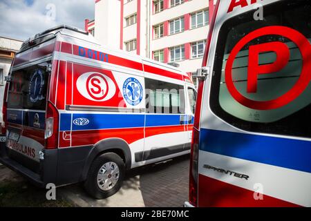 Polen. April 2020. In dieser Abbildung ein Krankenwagen gesehen geparkt. Kredit: Karol Serewis/SOPA Images/ZUMA Wire/Alamy Live News Stockfoto