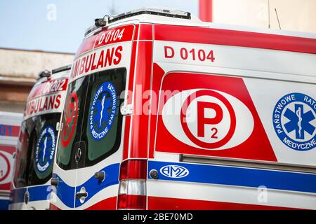 Polen. April 2020. In dieser Abbildung Krankenwagen gesehen geparkt. Kredit: Karol Serewis/SOPA Images/ZUMA Wire/Alamy Live News Stockfoto