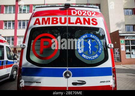 Polen. April 2020. In dieser Abbildung ein Krankenwagen mit Emergency Medical Services Logo. Kredit: Karol Serewis/SOPA Images/ZUMA Wire/Alamy Live News Stockfoto