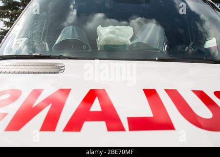 Polen. April 2020. In dieser Abbildung ein Krankenwagen mit Schutzmaske innen. Kredit: Karol Serewis/SOPA Images/ZUMA Wire/Alamy Live News Stockfoto