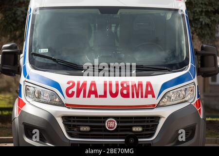 Polen. April 2020. In dieser Abbildung ein Krankenwagen gesehen geparkt. Kredit: Karol Serewis/SOPA Images/ZUMA Wire/Alamy Live News Stockfoto