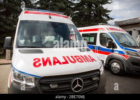 Polen. April 2020. In dieser Abbildung ein Krankenwagen mit Schutzmaske innen. Kredit: Karol Serewis/SOPA Images/ZUMA Wire/Alamy Live News Stockfoto