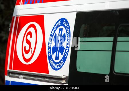 Polen. April 2020. In dieser Abbildung ein Emergency Medical Services Logo auf einem Krankenwagen zu sehen. Kredit: Karol Serewis/SOPA Images/ZUMA Wire/Alamy Live News Stockfoto