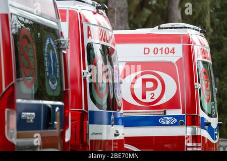Polen. April 2020. In dieser Abbildung Krankenwagen gesehen geparkt. Kredit: Karol Serewis/SOPA Images/ZUMA Wire/Alamy Live News Stockfoto