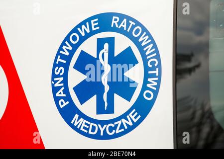 Polen. April 2020. In dieser Abbildung ein Emergency Medical Services Logo auf einem Krankenwagen zu sehen. Kredit: Karol Serewis/SOPA Images/ZUMA Wire/Alamy Live News Stockfoto