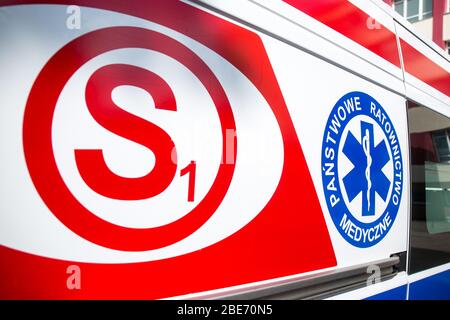 Polen. April 2020. In dieser Abbildung ein Emergency Medical Services Logo auf einem Krankenwagen zu sehen. Kredit: Karol Serewis/SOPA Images/ZUMA Wire/Alamy Live News Stockfoto