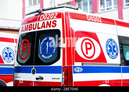 Polen. April 2020. In dieser Abbildung Emergency Medical Services Logos auf einem Krankenwagen gesehen. Kredit: Karol Serewis/SOPA Images/ZUMA Wire/Alamy Live News Stockfoto