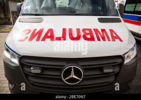 Polen. April 2020. In dieser Abbildung ein Krankenwagen mit Schutzmaske innen. Kredit: Karol Serewis/SOPA Images/ZUMA Wire/Alamy Live News Stockfoto