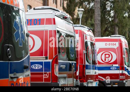 Polen. April 2020. In dieser Abbildung Krankenwagen gesehen geparkt. Kredit: Karol Serewis/SOPA Images/ZUMA Wire/Alamy Live News Stockfoto