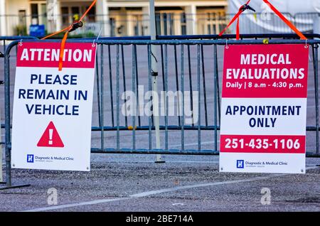 Schilder und Barrieren führen potenzielle COVID-19-Patienten durch eine medizinische Evaluierungs-Pop-up-Site in Mobile, Alabama. Stockfoto