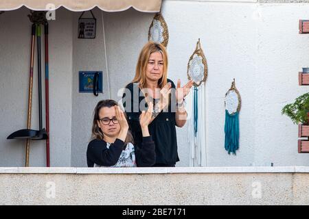 Huelva, Spanien - 10. April 2020: Bürger, die zu Hause bleiben und jeden Tag um 20 Uhr auf den Balkonen klatschen, während der epidemischen Zeit des tödlichen Coronavirus. Stockfoto