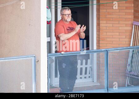 Huelva, Spanien - 10. April 2020: Bürger, die zu Hause bleiben und jeden Tag um 20 Uhr auf den Balkonen klatschen, während der epidemischen Zeit des tödlichen Coronavirus. Stockfoto