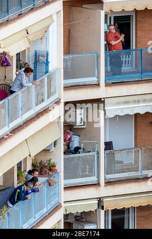 Huelva, Spanien - 10. April 2020: Bürger, die zu Hause bleiben und jeden Tag um 20 Uhr auf den Balkonen klatschen, während der epidemischen Zeit des tödlichen Coronavirus. Stockfoto