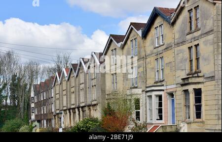 Reihe von traditionellen Terrassen- und Doppelhaushälften entlang der Straße, Großbritannien Stockfoto