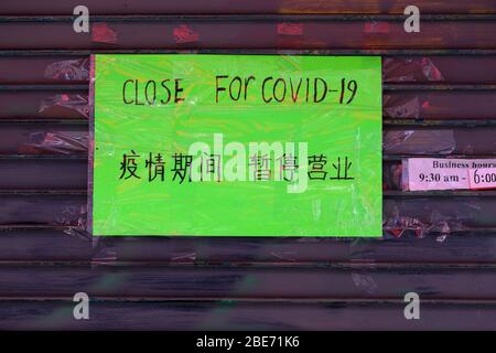 Ein Schild in Englisch und vereinfachtem Chinesisch auf einem geschlossenen Geschäft in Manhattan Chinatown wegen COVID-19-Pandemie geschlossen Stockfoto
