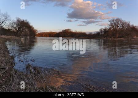 Der Grand River bei Sonnenuntergang im Frühjahr. Gedreht in Waterloo, Ontario, Kanada. Stockfoto