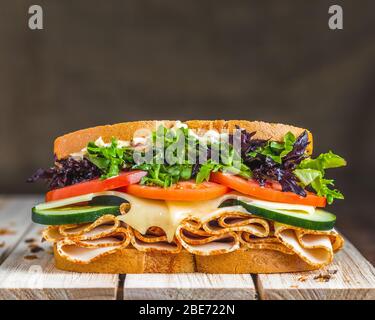 Pute schmelzen auf Holzfläche mit Leinenhintergrund Stockfoto