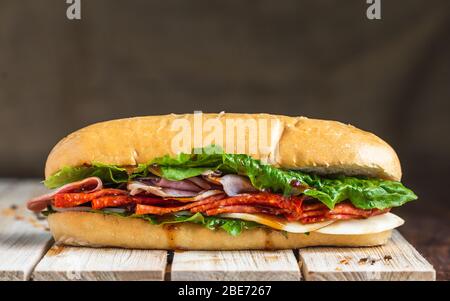 Salami-Sandwich auf Baguette mit Leinenhintergrund Stockfoto