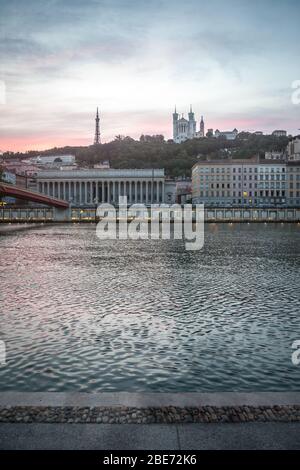 Panorama des Flussufers des Saone Flusses in Lyon, bei Dämmerung, mit Colline und Basilique de Fourviere Kirche und Hügel dahinter. Lyon ist die zweitgrößte Stadt Stockfoto