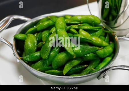 Sojabohnen in der Hülse bekannt als Edamame bereit zum Essen Stockfoto