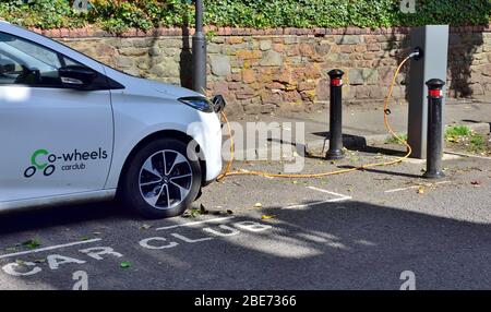 Elektroauto Club Auto in ausgewiesenen Raum Ladung auf einer öffentlichen Straße, Bristol, Großbritannien geparkt Stockfoto