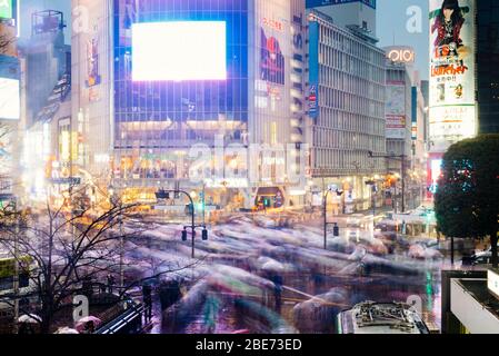 Überfahrt am Shibuya Bahnhof in Tokio, Japan Stockfoto