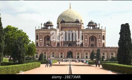 DELHI, INDIEN - 12. MÄRZ 2019: Blick auf die Vorderseite von humayuns Grab in delhi, indien vom Eingangstor Stockfoto