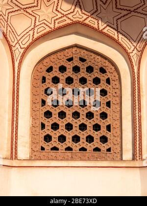Fenster an der Vorderseite von humayuns Grab in delhi, indien Stockfoto