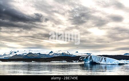 Berühmte Gletscherlagune in Jokulsarlon (Island) bei Sonnenuntergang Stockfoto