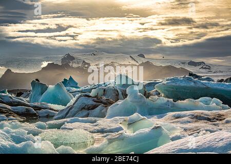 Berühmte Gletscherlagune in Jokulsarlon (Island) bei Sonnenuntergang Stockfoto