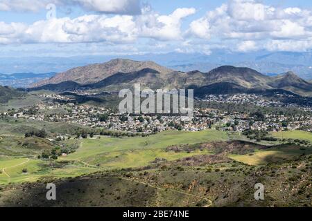 Blick auf die Berggipfel des Nationalparks, Wiesen und vorstädtische Wohnsiedlungsflächen im malerischen Newbury Park in der Nähe von Thousand Oaks und Los Angeles, Kalifornien. Stockfoto