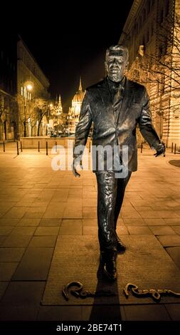 Ronald Reagan Statue bei Nacht Stockfoto