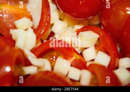 Gemüsesalat in Scheiben geschnittene Tomaten und Zwiebeln. Nahaufnahme Stockfoto