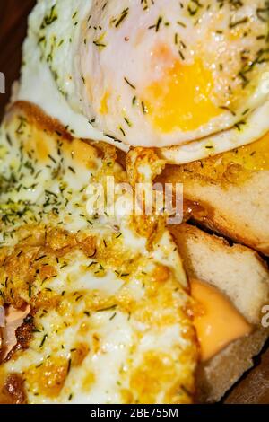 Sandwiches mit Spiegeleiern mit Dill und Soße auf Weizenbrot. Nahaufnahme Stockfoto