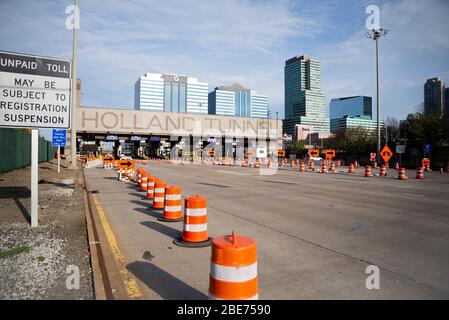 Jersey City, NJ - April 12 2020: Der Holland Tunnel Eingang in NYC ohne Autos. Verringerter Datenverkehr aufgrund des Ausbruchs von COVID-19 Stockfoto