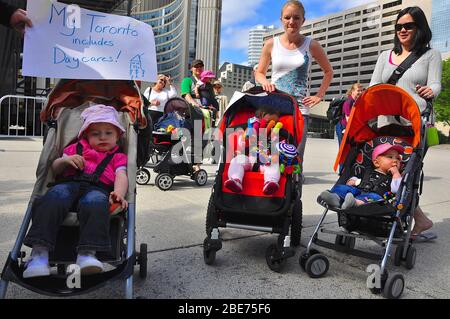 Toronto, Ontario/ Kanada - 06-09-2009: Mütter demonstrieren in Toronto zum Thema Kindertagesbetreuung mit Kinderwagen, Plakat Stockfoto