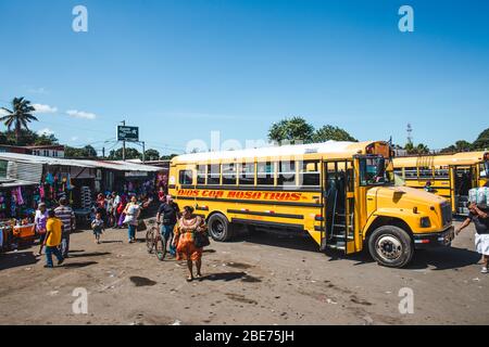 Typische Szene vor einem Hühnerbus (alter amerikanischer Schulbus, der in Mittelamerika als öffentlicher Nahverkehr umgenutzt wird) am Masaya-Busbahnhof in Nicaragua Stockfoto