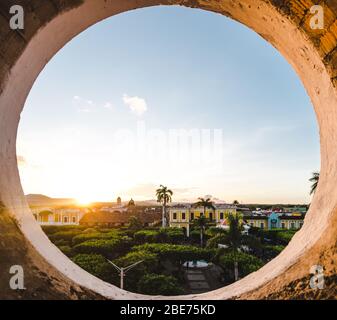 Blick aus dem Fenster der berühmten gelben Kathedrale über die koloniale Architektur und den Hauptplatz des Parque Central de Granada, Nicaragua Stockfoto